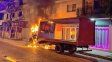 El camión ardió en minutos, pese a la intervención de los Bomberos. El camión ardió en minutos, pese a la intervención de los Bomberos.