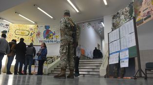 Se cierran las mesas y quedan los últimos votantes en los establecimientos.