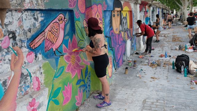 Las AMMurA en acción. El grupo de mujeres estampó sus murales en el paredón de la Estación de Trenes Rosario Norte.