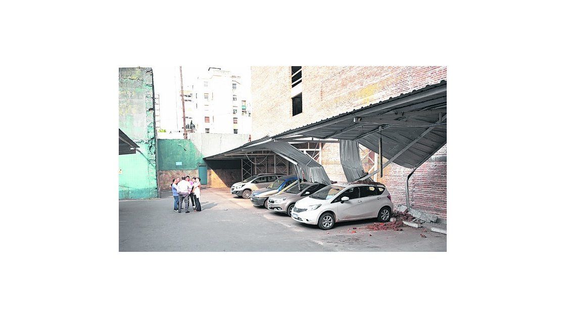 Cayó una pared de una obra en construcción en Alvear al 800