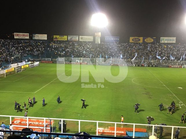 El campo de juego del Monumental José Fierro no aguantó la enorme cantidad de agua que cayó en muy poco tiempo.