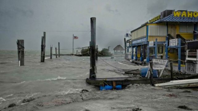 El huracán Irma llega a las costas de Florida y hay más de 500 mil hogares sin luz