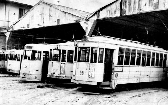 Tranvías guardados en los galpones de avenida Pellegrini