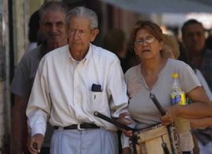 El FMI recomienda elevar la edad jubilatoria y bajar los haberes