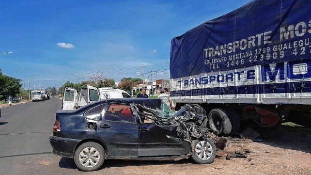 El Volkswagen Polo impactó de lleno contra el camión y el conductor debió ser rescatado entre los hierros retorcidos.&nbsp;