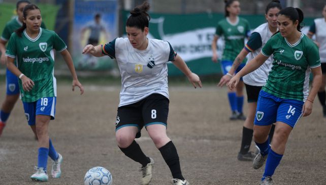 Social Lux goleó. Nerina Carruchthert maniobra ante las jugadoras de Morning Star. La mediocampista marcó el primer tanto del Mercadito en el triunfo por goleada a domicilio. 