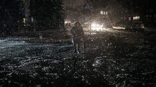 Una noche con nieve y oscuridad en Kiev. La falta de electricidad es casi total y el invierno aprieta.&nbsp;