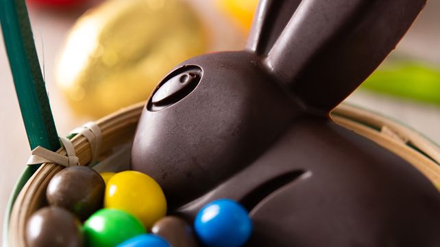 Por la crisis, más familias optan por elaborar sus huevos de Pascua
