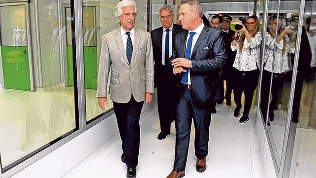 Instalaciones. El mandatario uruguayo Tabaré Vázquez (izq.) camina junto a un ejecutivo de ICCLabs.