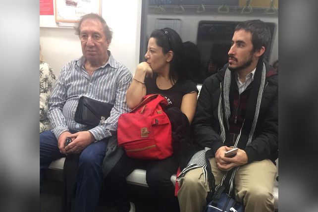 Viral. Miles de usuarios compartieron la imagen de Bilardo viajando en subte.