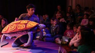 “Ota, teatro para bebés 2” narra la historia de una tortuga grandota llamada Ota. Orgullo para la cultura rosarina