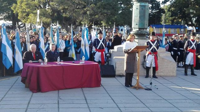 Macri preside el acto por el Día de la Bandera que empezó puntual en el Monumento