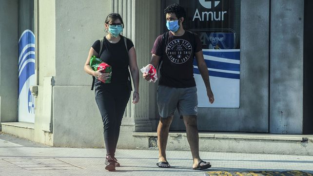 Dos j&oacute;venes en una esquina del centro paranaense.&nbsp;