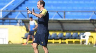 Hora de cambiar. Leandro Somoza está ante la obligación de que su equipo haga un buen papel el viernes ante el sabalero. (Foto: CARC)