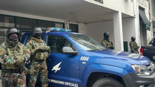 Policías de TOE custodian el edificio donde fue detenida la mujer acusada de amenazar a funcionarios.&nbsp;