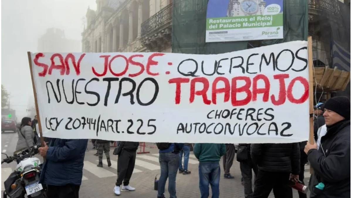 Paraná: protesta de choferes autoconvocados de transporte urbano frente a la Municipalidad