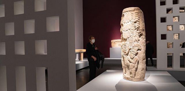Personas observan una columna en piedra caliza del 800-900 d.C. (Campeche, México) durante una visita de prensa a la exposición