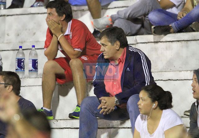 Con nervios. Los dirigentes de Atlético Paraná estuvieron en una tribuna siguiendo las alternativas del cotejo. (Foto UNO/Diego Arias)