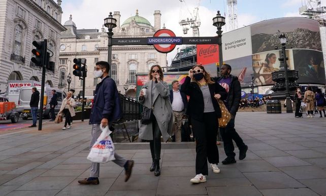 LONDRES. El público que alterna entre el subte y las compras en Piccadilly.