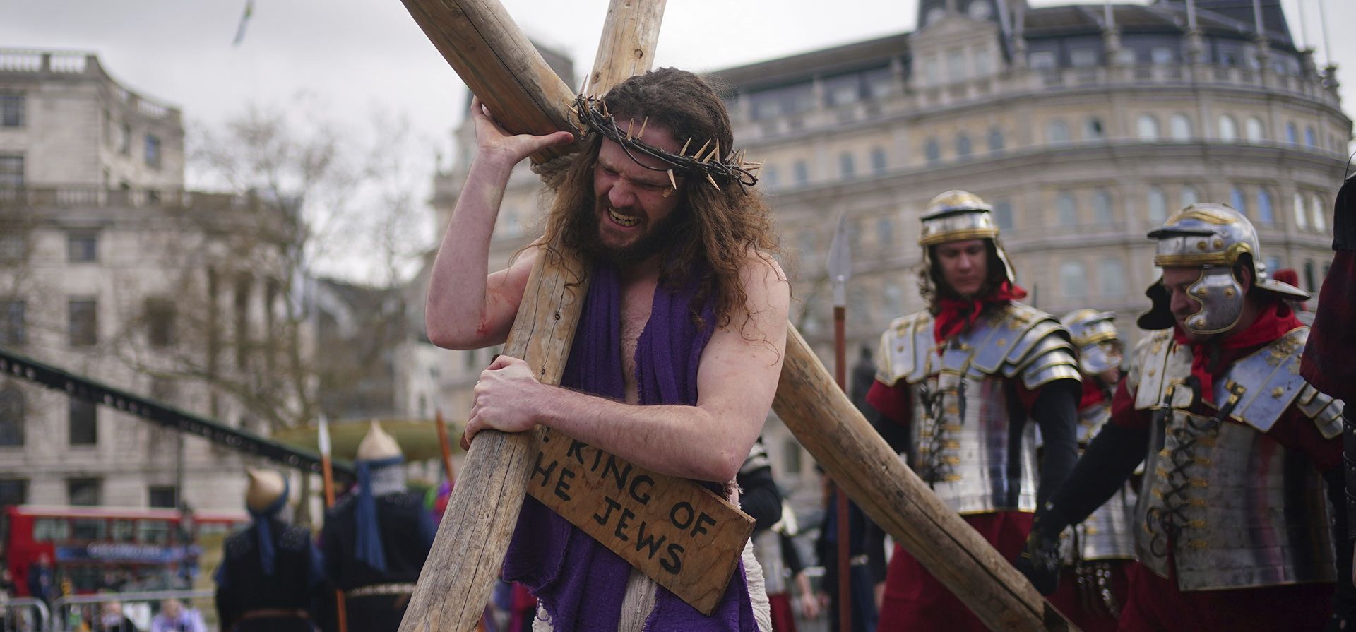 La Pasión de Jesús se representa ante una multitud en Trafalgar Square, Londres, el viernes 29 de marzo de 2024. (Victoria Jones/PA vía AP) La Pasión de Jesús se representa ante una multitud en Trafalgar Square, Londres, el viernes 29 de marzo de 2024. (Victoria Jones/PA vía AP)