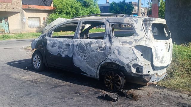 Zona sudoeste: una camioneta quedó totalmente destruida por un incendio