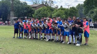 Plantel completo de Mitre de Pérez, que venció de local a Defensores de Funes y se aseguró el regreso a primera en la Rosarina.