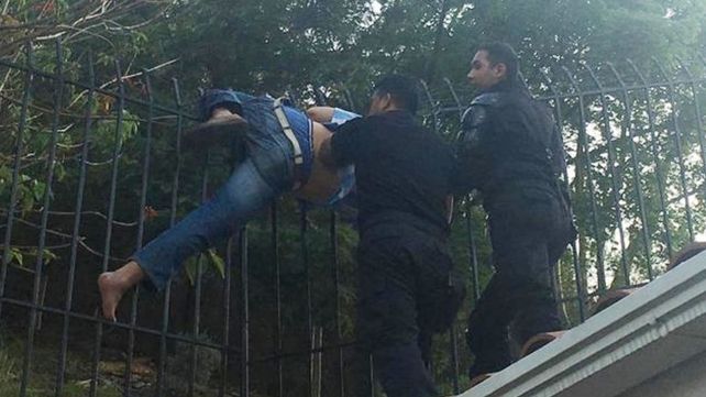 Quiso robar una casa, se incrustó en la reja y fingió un intento de suicidio