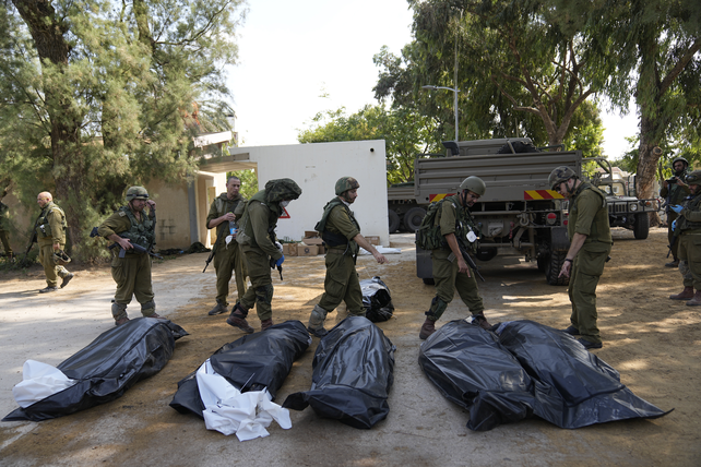 El ejército israelí se encuentra con cadáveres en los kibutz que sufrieron la ocupación de Hamás.&nbsp;