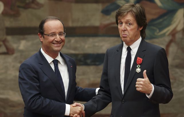 El ex Beatle recibió la condecoración por parte del presidente francés.