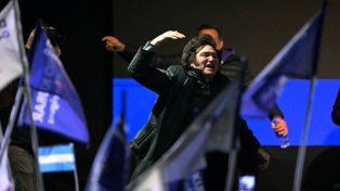 Milei dijo que hay empate técnico en Buenos Aires, defendió a Karina y denunció operetas de la oposición