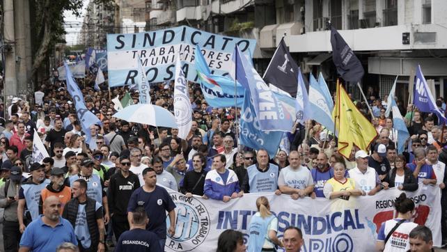 Crecen los conflictos sindicales por el desafío a la pauta salarial del gobierno.