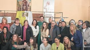 En familia. Candela Giarda compartió la beatificación de Juan Pablo I junto a la comunidad de la parroquia. En la foto junto al padre Eduardo Jacob.