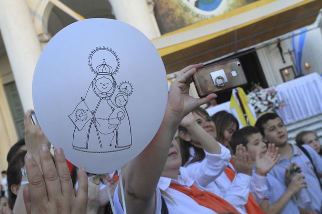 Globos blancos y celulares.&nbsp;