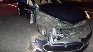 El conductor de un Tesla en piloto automático chocó contra la policía mientras miraba una película