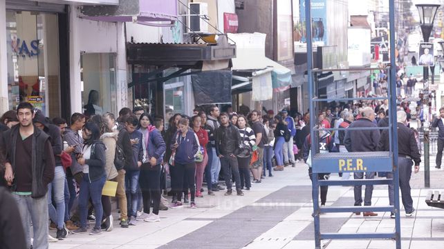 Paraná: Interminable fila de postulantes para un nuevo puesto laboral