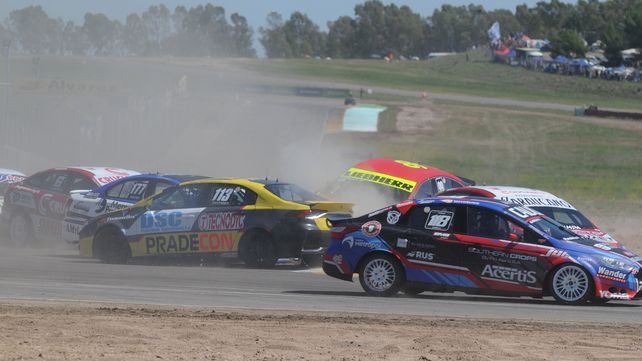 La temible curva 1 se llevó puesto a siete autos