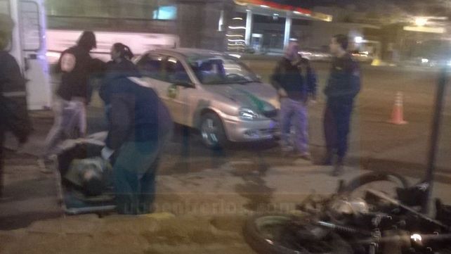 Un motociclista fue hospitalizado tras chocar contra un auto en Paraná
