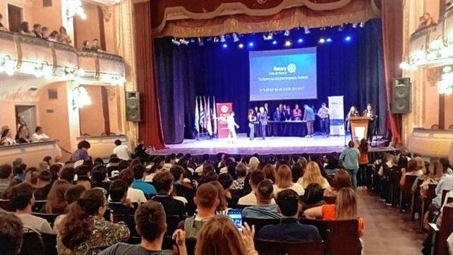 Más de 130 estudiantes secundarios elegidos por sus pares serán premiados esta tarde por Rotary Club de Paraná en el Teatro Municipal 3 de Febrero.