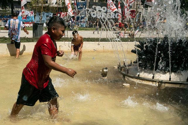 Niños aprovecharon su paseo cerca de una fuente porteña para meterse al agua.