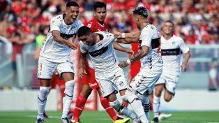 Nicolás Castro festeja el primer gol de Platense. A la izquierda, el entrerriano Mauro Quiroga.