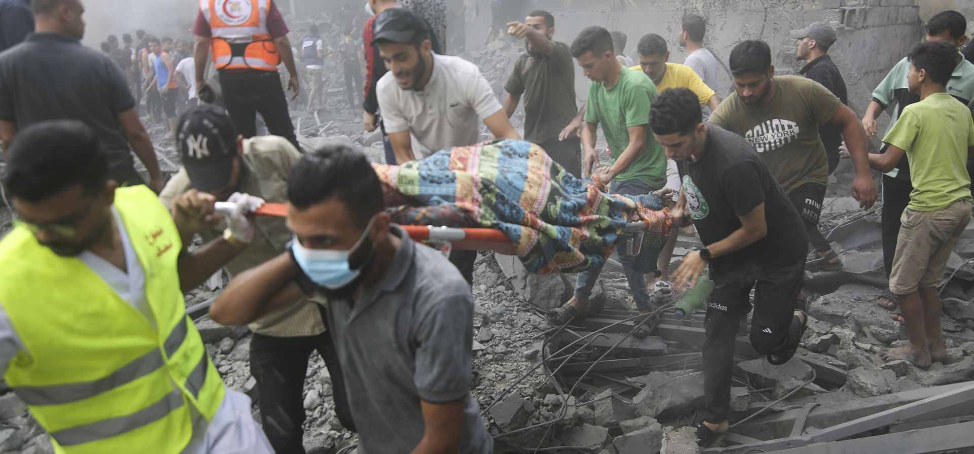 Palestinos evacuan a los heridos después de un ataque aéreo israelí en el campo de refugiados de Rafah, en el sur de la Franja de Gaza, el jueves 12 de octubre de 2023. (Foto AP/Hatem Ali) Palestinos evacuan a los heridos después de un ataque aéreo israelí en el campo de refugiados de Rafah, en el sur de la Franja de Gaza, el jueves 12 de octubre de 2023. (Foto AP/Hatem Ali)
