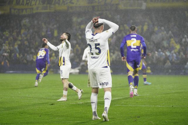 Copetti lamenta un gol errado en La Bombonera. Al delantero se le está negando el gol.