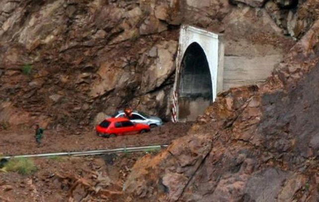 Imparables. Los corrimientos de tierra cortaron el paso fronterizo Cristo Redentor y dejaron varados a turistas.