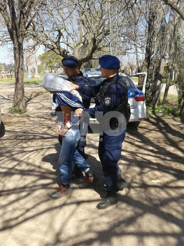 El delincuente fue detenido debajo de la cama de su tía