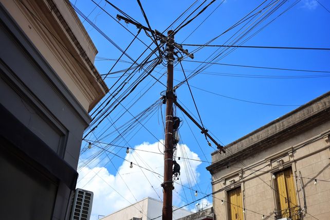 Contaminación visual: Santa Fe aprobó un plan para ordenar el cableado aéreo y retirar los cables en desuso