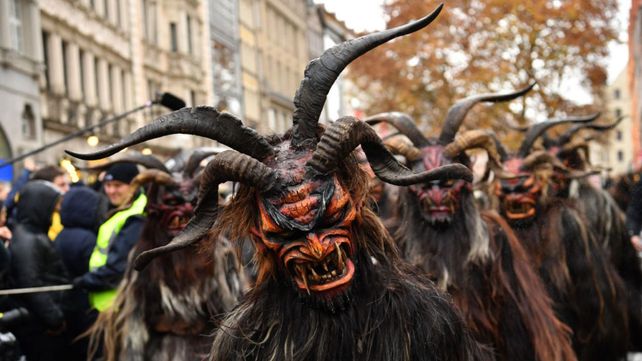 Krampus, la antítesis de Santa Claus es un monstruo mitad demonio mitad cabra. En Alemania y Austria, es durante diciembre se vea a personas disfrazadas como Krampus para asustar a los niños. 