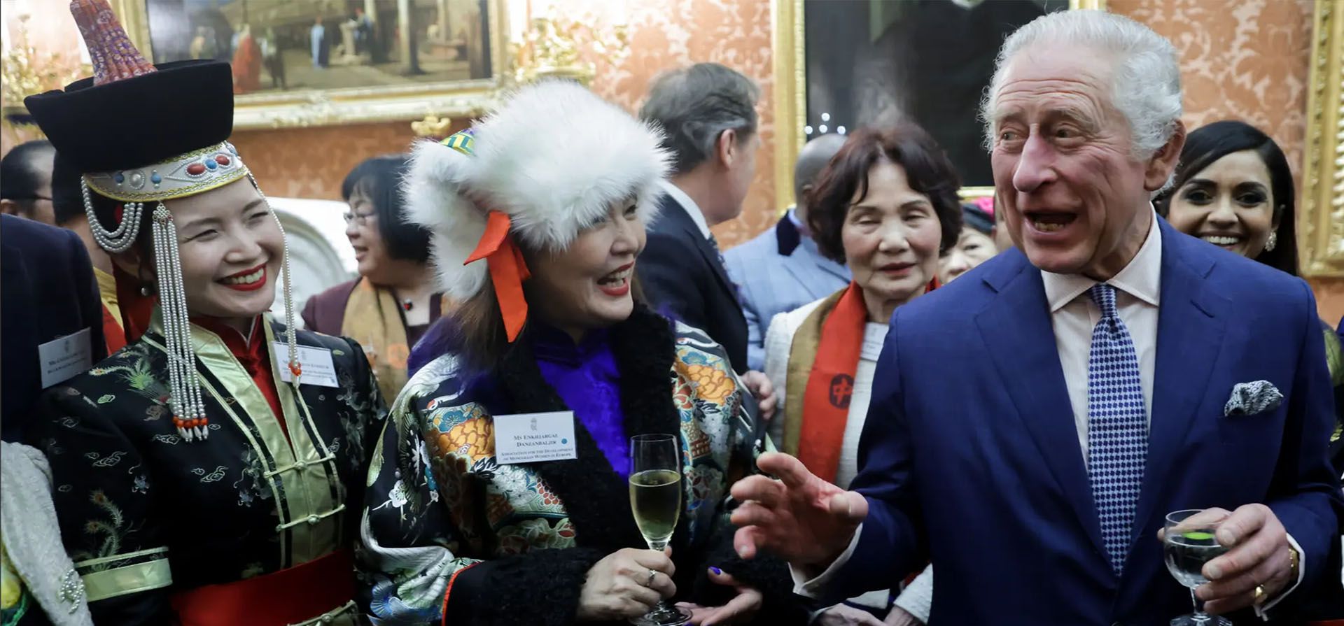 Enkhjargal Danzanbaljir y el rey Carlos III durante una recepción ofrecida por el rey y la reina consorte para celebrar a las comunidades británicas de Asia oriental y sudoriental en el Palacio de Buckingham, Londres, Reino Unido. Fotografía: Chris Jackson/Getty Images