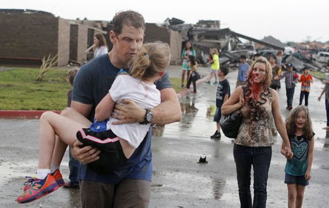 Oklahoma city. Dos maestros rescatan a niños de la escuela Plaza Towers.