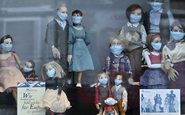 Una vitrina del teatro Waidspeicher, Wismar, Alemania, expone personajes de la obra de marionetas con tapabocas.