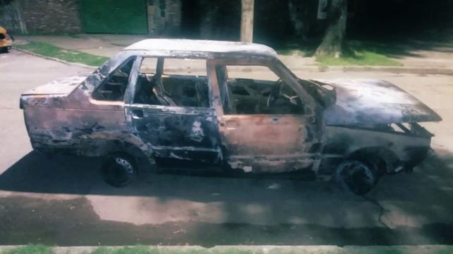 El auto quemad fue hallado en Furlong y White.